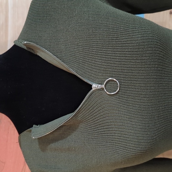SMALL. Seek the label 3/4 sleeve cropped zip up knit blouse - Picture 2 of 4